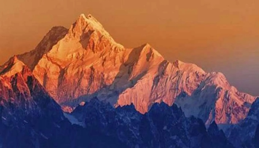 kanchenjunga peak