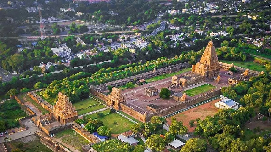 panoramic view of brihadeshwara temple in thanjavur.