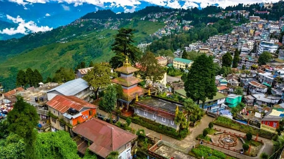 panoramic view of darjeeling.