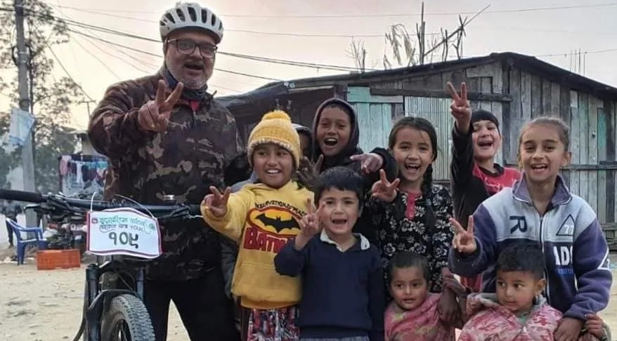 sanjeev jindal with children in nepal.