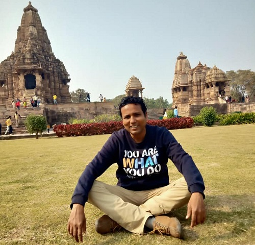 writer pankaj gangwar in khajuraho temple complex.