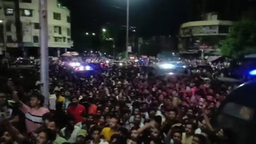 people protesting late on sunday night after stone pelting at ganesh pandal in surat.