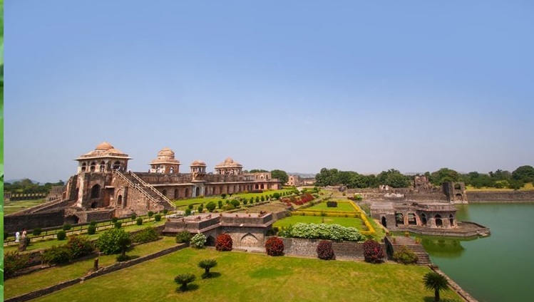 jahaz mahal situated in mandu.