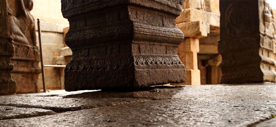 the pillar of lepakshi temple hanging in the air.