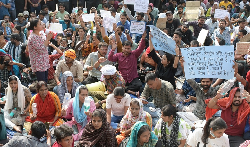 competitive students demonstrating at the gate of uttar pradesh public service commission.