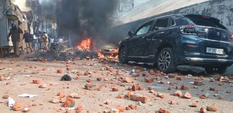 stones pelted at police during survey in shahi jama masjid, vehicles burnt