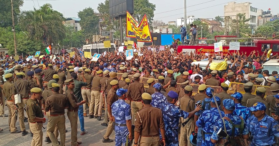 youth protesting outside uppsc office in prayagraj.