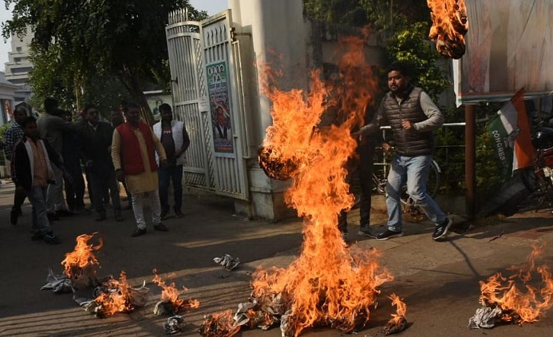 congress workers burning the effigy.