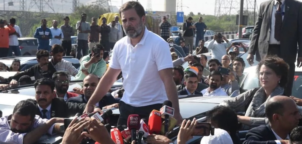 rahul gandhi and priyanka vadra at ghazipur border.