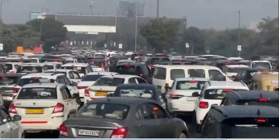 traffic jam in noida due to farmers' protest.