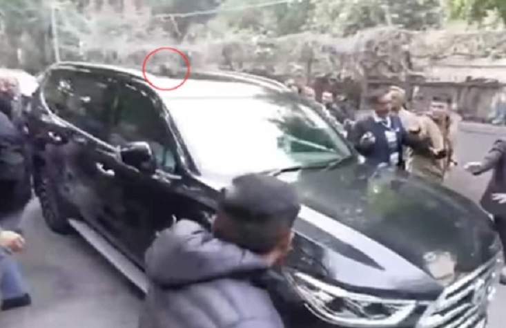 kejriwal's vehicle was attacked with stones