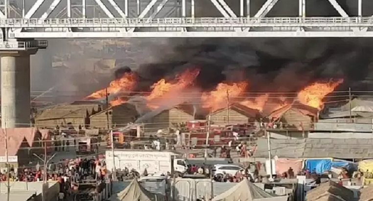 massive fire breaks out in mahakumbh mela area.