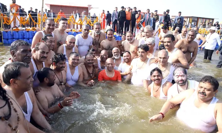 yogi adityanath taking bath in mahakumbh.